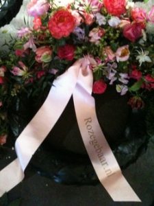 roze-gebaar-dodenherdenking-amsterdam-4-mei-2011-kransen